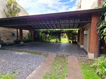 Importante casa de 5 dormitorios en VENTA en lote de 832 m2, zona Parque Guillermina, SMT