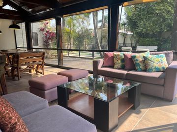 Importante casa de 5 dormitorios en VENTA en lote de 832 m2, zona Parque Guillermina, SMT
