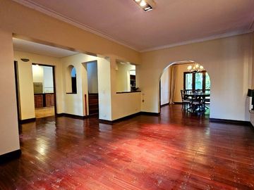 Importante casa de 5 dormitorios en VENTA en lote de 832 m2, zona Parque Guillermina, SMT