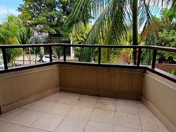Importante casa de 5 dormitorios en VENTA en lote de 832 m2, zona Parque Guillermina, SMT