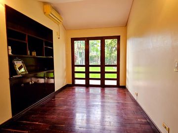 Importante casa de 5 dormitorios en VENTA en lote de 832 m2, zona Parque Guillermina, SMT