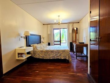 Importante casa de 5 dormitorios en VENTA en lote de 832 m2, zona Parque Guillermina, SMT