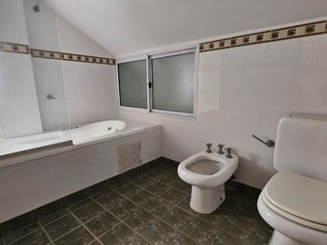Importante casa de 5 dormitorios en VENTA en lote de 832 m2, zona Parque Guillermina, SMT
