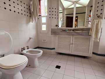 Importante casa de 5 dormitorios en VENTA en lote de 832 m2, zona Parque Guillermina, SMT