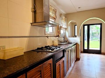 Importante casa de 5 dormitorios en VENTA en lote de 832 m2, zona Parque Guillermina, SMT