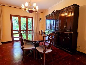 Importante casa de 5 dormitorios en VENTA en lote de 832 m2, zona Parque Guillermina, SMT