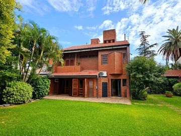 Importante casa de 5 dormitorios en VENTA en lote de 832 m2, zona Parque Guillermina, SMT