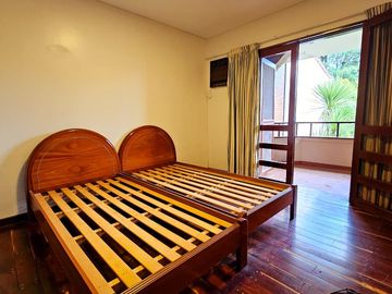 Importante casa de 5 dormitorios en VENTA en lote de 832 m2, zona Parque Guillermina, SMT