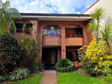 Importante casa de 5 dormitorios en VENTA en lote de 832 m2, zona Parque Guillermina, SMT