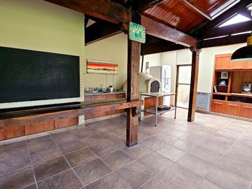 Importante casa de 5 dormitorios en VENTA en lote de 832 m2, zona Parque Guillermina, SMT