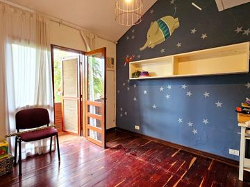 Importante casa de 5 dormitorios en VENTA en lote de 832 m2, zona Parque Guillermina, SMT