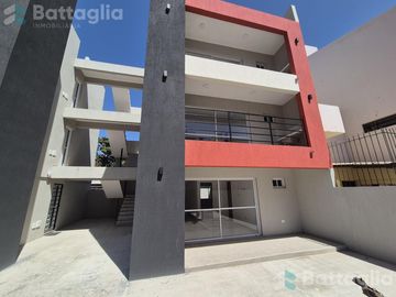 Departamento con espacio vehicular y parrilla en Costa Azul