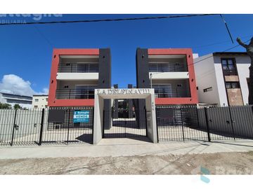 Departamento con espacio vehicular y parrilla en Costa Azul