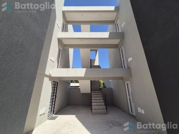 Departamento con espacio vehicular y parrilla en Costa Azul