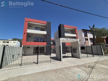 Departamento con espacio vehicular y parrilla en Costa Azul