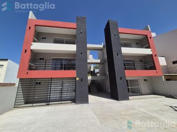 Departamento con espacio vehicular y parrilla en Costa Azul