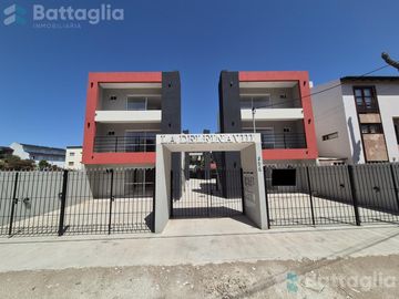 Departamento con espacio vehicular y parrilla en Costa Azul