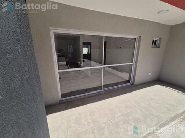 Departamento con espacio vehicular y parrilla en Costa Azul