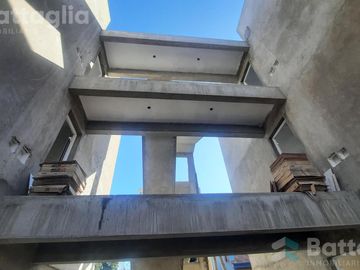 Departamento con espacio vehicular y parrilla en Costa Azul
