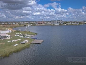 Casa al lago en venta, barrio Costas  - Puertos Escobar