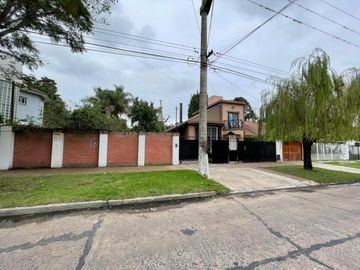 CASA 4 AMBIENTES - VENTA - MONTE GRANDE -  2 PLANTAS - QUINCHO - PARRILLA - PISCINA