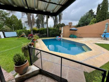 CASA 4 AMBIENTES - VENTA - MONTE GRANDE -  2 PLANTAS - QUINCHO - PARRILLA - PISCINA