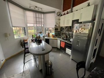 CASA 4 AMBIENTES - VENTA - MONTE GRANDE -  2 PLANTAS - QUINCHO - PARRILLA - PISCINA