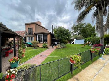 CASA 4 AMBIENTES - VENTA - MONTE GRANDE -  2 PLANTAS - QUINCHO - PARRILLA - PISCINA