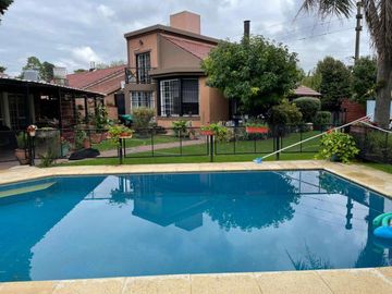 CASA 4 AMBIENTES - VENTA - MONTE GRANDE -  2 PLANTAS - QUINCHO - PARRILLA - PISCINA