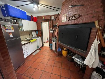 CASA 4 AMBIENTES - VENTA - MONTE GRANDE -  2 PLANTAS - QUINCHO - PARRILLA - PISCINA