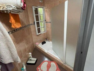 CASA 4 AMBIENTES - VENTA - MONTE GRANDE -  2 PLANTAS - QUINCHO - PARRILLA - PISCINA