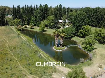 Hermosa quinta con laguna en Las Paredes
