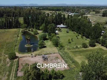 Hermosa quinta con laguna en Las Paredes