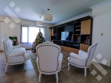 En Venta casa de 3 dormitorios,  con Jardín y Piscina, B° Knudsen, Plottier.