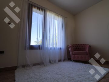 En Venta casa de 3 dormitorios,  con Jardín y Piscina, B° Knudsen, Plottier.