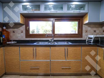 En Venta casa de 3 dormitorios,  con Jardín y Piscina, B° Knudsen, Plottier.