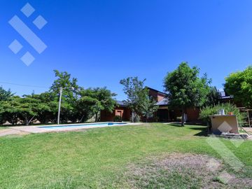 En Venta casa de 3 dormitorios,  con Jardín y Piscina, B° Knudsen, Plottier.