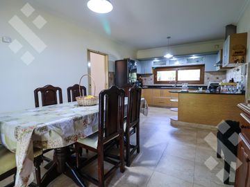 En Venta casa de 3 dormitorios,  con Jardín y Piscina, B° Knudsen, Plottier.