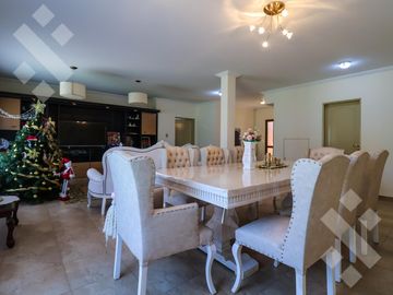 En Venta casa de 3 dormitorios,  con Jardín y Piscina, B° Knudsen, Plottier.