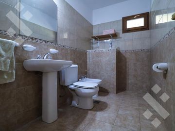 En Venta casa de 3 dormitorios,  con Jardín y Piscina, B° Knudsen, Plottier.