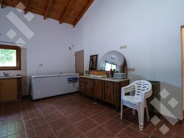 En Venta casa de 3 dormitorios,  con Jardín y Piscina, B° Knudsen, Plottier.
