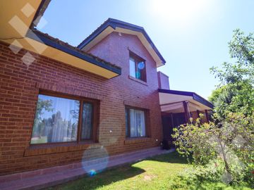 En Venta casa de 3 dormitorios,  con Jardín y Piscina, B° Knudsen, Plottier.