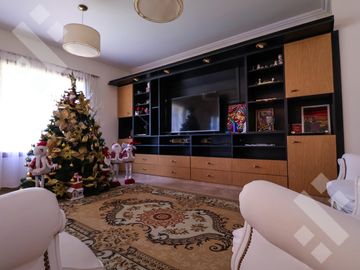 En Venta casa de 3 dormitorios,  con Jardín y Piscina, B° Knudsen, Plottier.