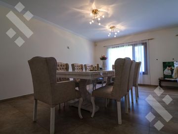 En Venta casa de 3 dormitorios,  con Jardín y Piscina, B° Knudsen, Plottier.