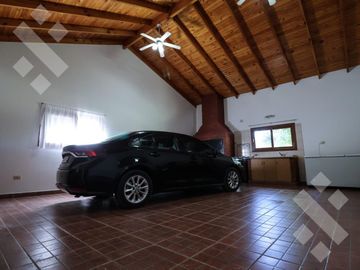 En Venta casa de 3 dormitorios,  con Jardín y Piscina, B° Knudsen, Plottier.