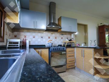 En Venta casa de 3 dormitorios,  con Jardín y Piscina, B° Knudsen, Plottier.