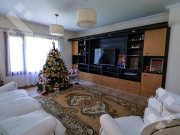 En Venta casa de 3 dormitorios,  con Jardín y Piscina, B° Knudsen, Plottier.