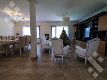 En Venta casa de 3 dormitorios,  con Jardín y Piscina, B° Knudsen, Plottier.