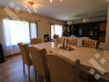 En Venta casa de 3 dormitorios,  con Jardín y Piscina, B° Knudsen, Plottier.