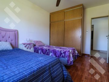 En Venta casa de 3 dormitorios,  con Jardín y Piscina, B° Knudsen, Plottier.